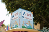 《爱丽丝梦游仙境2》：穿越神奇的童话世界